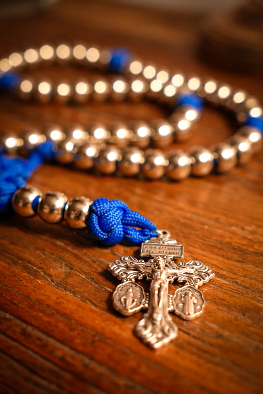 Terço Immaculata, com paracord azul e contas prateadas